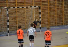 [fot. facebook.com/ŻukowskaLigaFutsaluJunior]  Kolejna seria spotkań Żukowskiej Ligi Futsalu - powiększ