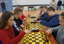 [fot. nadesłane] Uczniowie ze Szkoły Podstawowej Nr 2 im. Jana Heweliusza w Żukowie odnieśli liczne sukcesy w turniejach szachowych.  - powiększ