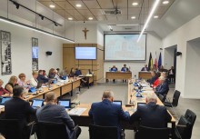 Radni podczas sesji w sali obrad Rady Miejskiej w Urzędzie Gminy w Żukowie - powiększ