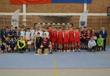 Na zdjęciu ponad 50 osób na hali widowiskowo-sportowej. Większość do młodzi zawodnicy futsalu