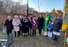 Na zdjęciu 10 osób podczas uroczystości 80 lecia Marszu Śmierci