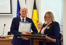 Na pierwszym planie Burmistrz Wojciech Kankowski i Radna Maria Byczkowska, Burmistrz trzyma certyfikat - powiększ