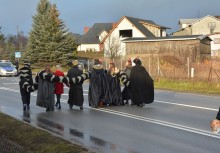 [fot. BBujnowska-Kowalska] Orszak Trzech króli przeszedł ulicami Żukowa - powiększ