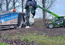 Zdjęcie maszyny ładującej folię rolniczą na ciężarówkę