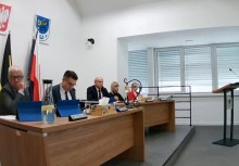5 osób w sali obrad Rady Miejskiej w Żukowie - powiększ